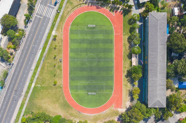 サッカーサッカースポーツレクリエーションフィールドグラウンド 国立競技場の空中トップビュー アジアの都市の町 緑のコートアリーナ — ストック写真