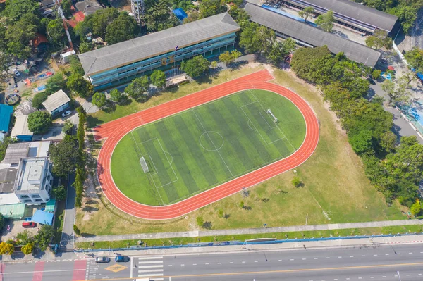 サッカーサッカースポーツレクリエーションフィールドグラウンド 国立競技場の空中トップビュー アジアの都市の町 緑のコートアリーナ — ストック写真