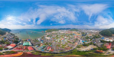 Sri Racha bölgesindeki deniz, Chonburi ufuk çizgisi, Tayland 'daki yerleşim alanlarının hava manzaralı 360 derece açılı manzarası. Asya 'daki şehir. Mimari manzara.