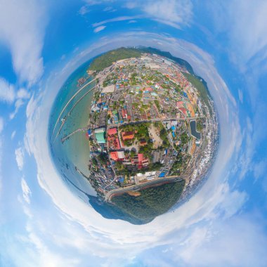 Sri Racha bölgesindeki deniz, Chonburi ufuk çizgisi, Tayland 'daki yerleşim alanlarının hava manzaralı 360 derece açılı manzarası. Asya 'daki şehir. Mimari manzara.