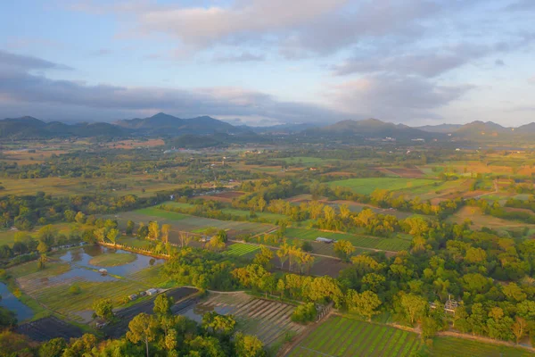 Vue Aérienne Station Hôtelière Avec Colline Verdoyante Fond Paysage Naturel — Photo