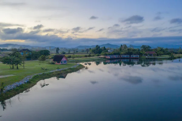 Vzdušný Výhled Dům Dům Nebo Resort Pod Pojmem Jezero Nebo — Stock fotografie