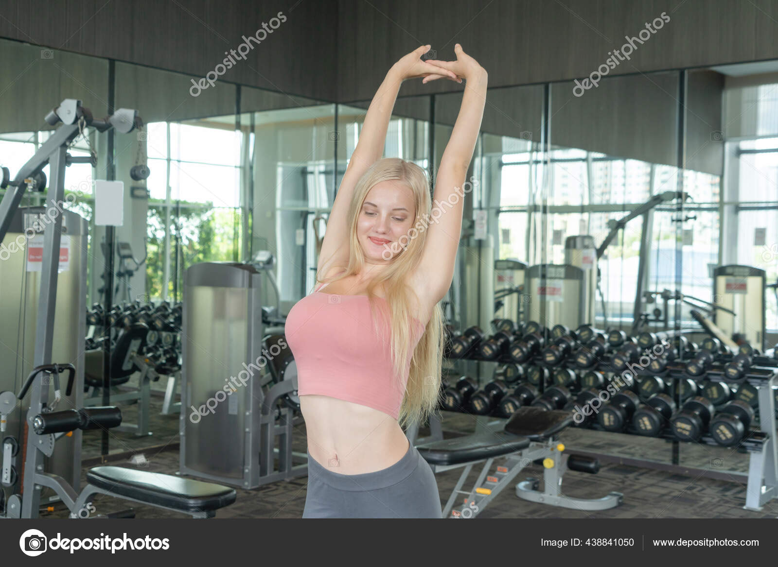 以健康的白人女性高加索人做运动锻炼身体在健身房或健身中心进行运动和娱乐观念的训练为代表的形象生活方式活动 图库照片 C Tampatra Hotmail Com