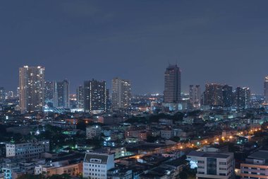 Bangkok Şehir Merkezi Skyline, Tayland. Finansal bölge ve Asya 'nın akıllı kentsel kentindeki iş merkezleri. Geceleri gökdelen ve yüksek binalar.