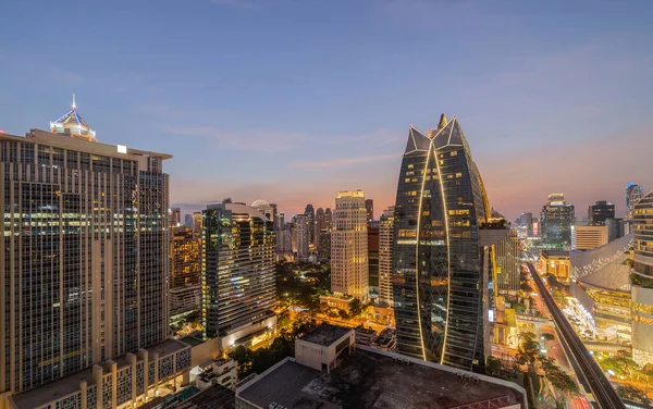 Flygfoto Över Ploenchit Bangkok Downtown Natten Finansdistrikt Och Kontorshotell Smarta — Stockfoto