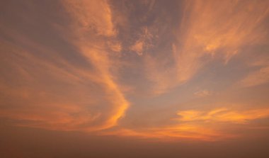 Gün batımı gökyüzü. Soyut doğa geçmişi. Alacakaranlık vakti turuncu renkli bulutlarla dramatik mavi.