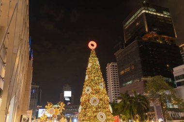 Bangkok City, Tayland 'da Central World' de bir Noel ağacı. Tatil tatili konseptiyle geceleri seyahat ediyor. Xmas