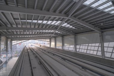 Bangkok şehir merkezinden Icon Siyam 'a giden tren yolu, finans bölgesinde gökdelen binaları, Tayland' da. Seyahat gezisinde veya tatil tatilinde ziyaret eden turistler için ulaşım.