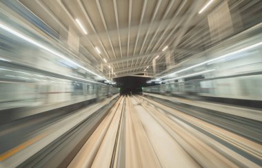 Tren manzarası. Gelecekçi ağ bağlantı teknolojisi için demiryolu tünelinde bulanık hız hareketi, ulaşım konseptinde dijital veri. Soyut arkaplan. Demiryolu.