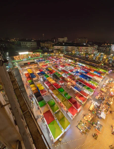 Vista Aérea Superior Noite Mercado Pessoas Andando Rua Tendas Coloridas — Fotografia de Stock