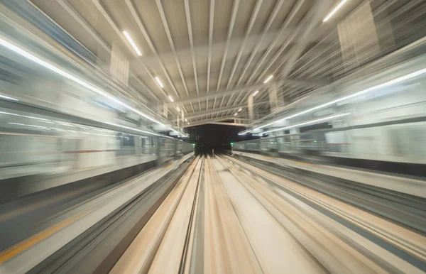 기차시야 미래적 네트워크 기술을 터널의 불투명 속도의 움직임 개념의 디지털 — 스톡 사진