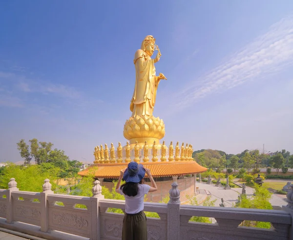 Азиатская Женщина Путешествующая Храме Богини Гуань Инь Храм Гуан Шань — стоковое фото