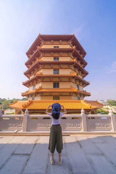 Mujer Asiática Que Viaja Santuario Diosa Guan Yin Templo Guang — Foto de Stock