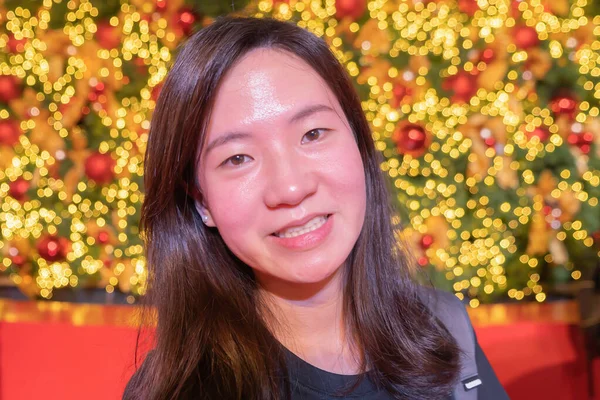 Egy Boldog Ázsiai Portréja Karácsonyfával Újévi Rendezvényen Sárga Fények Háttér — Stock Fotó