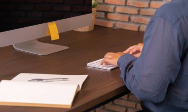 Bilgisayar ekranlı bir klavyeye yazı yazan kadın ellerini kapat. Teknoloji ağı kavramında çevrimiçi çalışma.