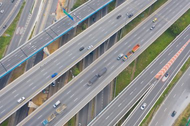 Otoyolda ya da otobanda giden arabaların hava görüntüsü. Köprü caddelerinin üst geçidi mimari konsept ağı ile bağlantılı. Üst Manzara. Şehir, Bangkok, Tayland.