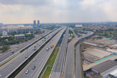 Otoyolda ya da otobanda giden arabaların hava görüntüsü. Köprü caddelerinin üst geçidi mimari konsept ağı ile bağlantılı. Üst Manzara. Şehir, Bangkok, Tayland.