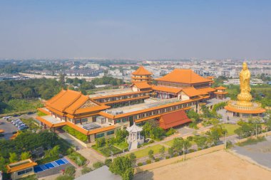 Tayland 'ın başkenti Bangkok' taki Ulusal Fo Guang Shan Thaihua Tapınağı 'nın havadan görünüşü. Kentsel şehir. Chiang Kai Shek Anma Salonu.
