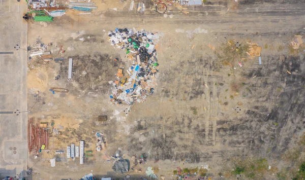 環境汚染の工業工場内の空のサイト内のゴミ山 ビニール袋 ゴミのさまざまなタイプのスタックの空中ビュー 投棄場の廃棄物処理 — ストック写真
