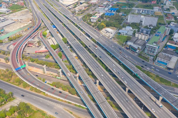 Otoyolda Otobanda Giden Arabaların Hava Görüntüsü Köprü Caddelerinin Üst Geçidi — Stok fotoğraf