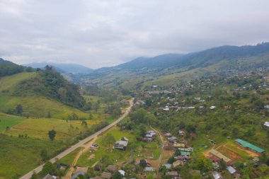 Göçmen mültecilerin, kırsal bölgedeki köy evlerinin havadan görünüşü. Doğal orman yakınlarındaki Tak, Tayland 'daki dağ tepelerinde yerel halk evleri. Tahliye.