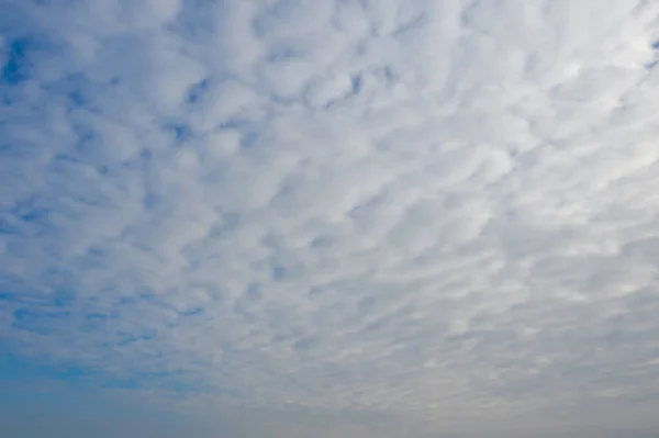 Jasne Błękitne Niebo Białymi Puszystymi Chmurami Południe Dzień Dobry Abstrakcyjne — Zdjęcie stockowe