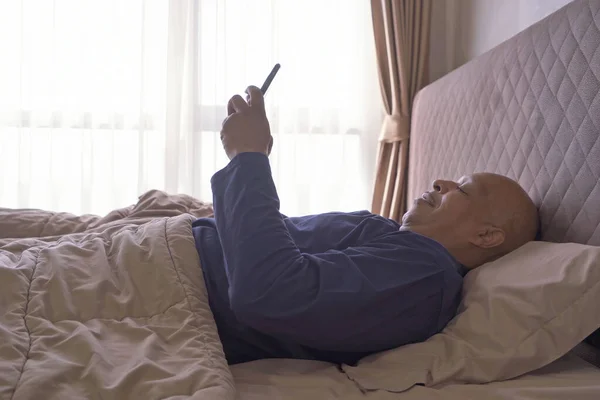 Homem Negro Idoso Feliz Afro Americanos Usando Smartphone Internet Dormindo — Fotografia de Stock