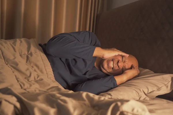 아프리카계 미국인은 악몽에 침대에서 스트레스를 받으며 불면증 — 스톡 사진