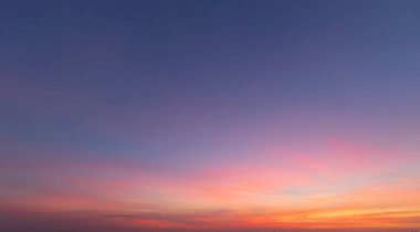 Gün batımı gökyüzü. Soyut doğa geçmişi. Alacakaranlık vakti turuncu renkli bulutlarla dramatik mavi.