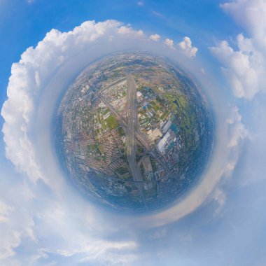 Küçük gezegen 360 derece küre. Otoyolda ya da otobanda giden arabaların hava manzarası. Köprü caddelerinin üst geçidi bağlantı ağında. Şehir, Bangkok, Tayland.
