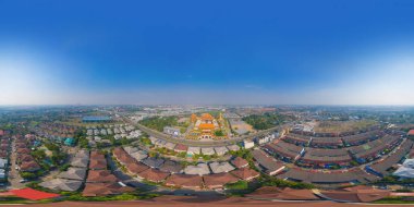 Tayland 'ın başkenti Bangkok' taki National Fo Guang Shan Thaihua Tapınağı 'nın 180 derecelik açısız manzarası. Kentsel şehir. Chiang Kai Shek Anma Salonu.