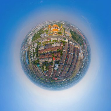 Küçük gezegen 360 derece küre. Tayland 'ın başkenti Bangkok' taki Ulusal Fo Guang Shan Thaihua Tapınağı 'nın hava manzaralı manzarası. Kentsel şehir. Chiang Kai Shek Anma Salonu.