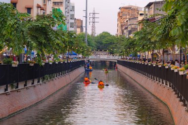 Turistler Bangkok 'ta kayık, kano ya da kanoyla kürek çekiyorlar. Tayland 'da Ong Ang Kanalı. İnsanların yaşam tarzı macera aktiviteleri. Yürüyen cadde.