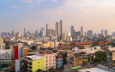 Bangkok şehir merkezi Skyline 'ın havadan görüntüsü. Tayland. Finansal bölge ve Asya 'nın akıllı kentsel kentindeki iş merkezleri. Gün batımında gökdelen ve yüksek binalar.