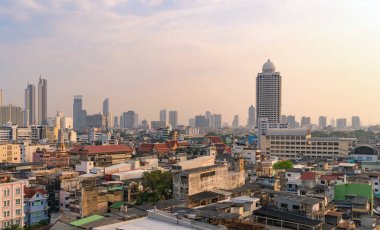 Bangkok şehir merkezi Skyline 'ın havadan görüntüsü. Tayland. Finansal bölge ve Asya 'nın akıllı kentsel kentindeki iş merkezleri. Gün batımında gökdelen ve yüksek binalar.