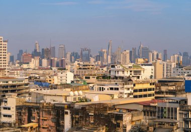 Bangkok şehir merkezi Skyline 'ın havadan görüntüsü. Tayland. Finansal bölge ve Asya 'nın akıllı kentsel kentindeki iş merkezleri. Gün batımında gökdelen ve yüksek binalar.