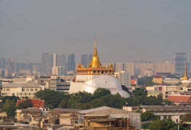 Golden Mountain pagoda, bir Budist tapınağı ya da Bangkok şehir merkezindeki Wat Saket, Tayland 'da gün batımı gökyüzü olan şehir. Tayland mimarisi arka planı.