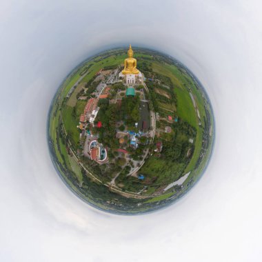 Küçük gezegen 360 derece küre. Ang Thong bölgesindeki Wat Muang 'da Bangkok yakınlarında çeltik pirinç tarlası olan dev altın Buda' nın hava manzarası. Şehir merkezi, Tayland..