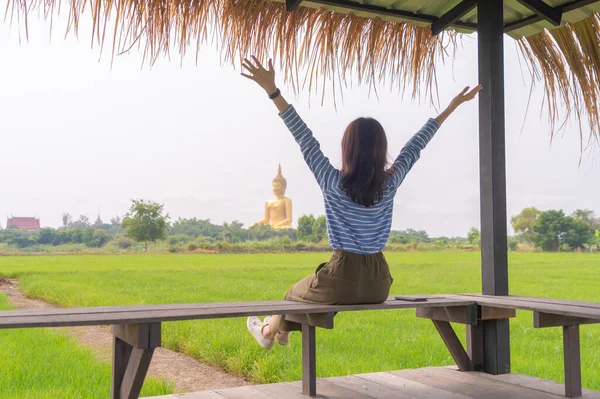 Mujer Asiática Feliz Viajando Giant Golden Buddha Wat Muang Distrito — Foto de Stock