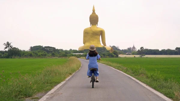 Ázsiai Kerékpározik Egy Kerékpár Közelében Óriás Arany Buddha Wat Muang — Stock Fotó