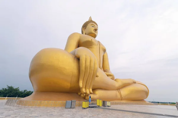 Азійка Віддає Повагу Пальцем Гігантського Золотого Будди Ват Муанг Районі — стокове фото