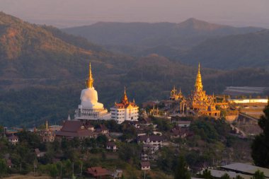 Wat Phra Thart Pha Sorn Kaew Tapınağı, Phetchabun, Tayland. Doğa manzarası. Tatilde ve tatilde seyahat. Tayland turistik merkezi..
