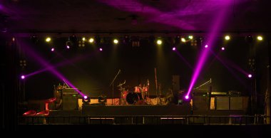 Disko barı bar arka planında renkli ışıklandırma lazer ışığı gösterisiyle parti müziği festivali performansı için boş sahne konseri. Eğlence gece hayatı. Kutlama etkinliği.