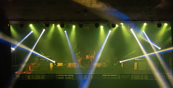 Άδειο Στάδιο Συναυλία Πολύχρωμο Φωτισμό Λέιζερ Δέσμη Προβολέα Show Ντίσκο — Φωτογραφία Αρχείου