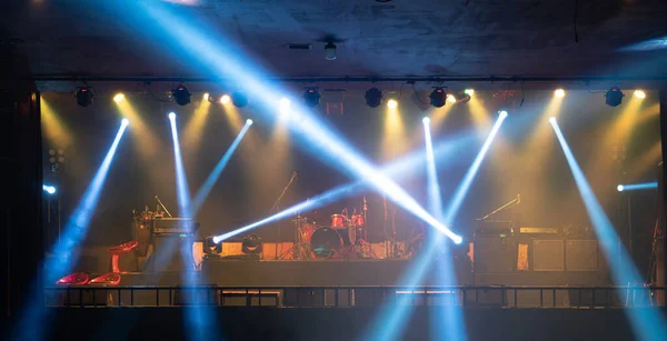 Kosong Panggung Konser Dengan Pencahayaan Penuh Warna Sinar Laser Pertunjukan — Stok Foto