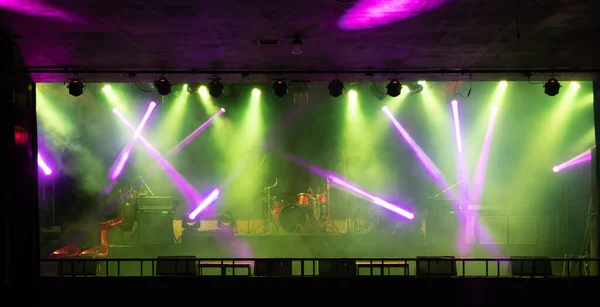 Leeg Podiumconcert Met Kleurrijke Belichting Laserstraal Spotlight Show Disco Pub — Stockfoto