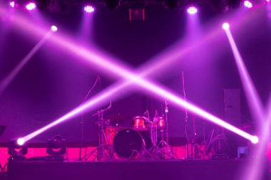 Disko barı bar arka planında renkli ışıklandırma lazer ışığı gösterisiyle parti müziği festivali performansı için boş sahne konseri. Eğlence gece hayatı. Kutlama etkinliği.