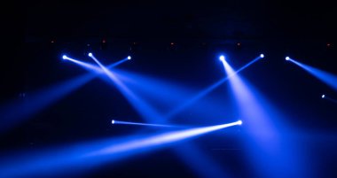 Disko barı bar arka planında renkli ışıklandırma lazer ışığı gösterisiyle parti müziği festivali performansı için boş sahne konseri. Eğlence gece hayatı. Kutlama etkinliği.