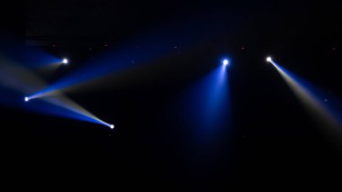 Disko barı bar arka planında renkli ışıklandırma lazer ışığı gösterisiyle parti müziği festivali performansı için boş sahne konseri. Eğlence gece hayatı. Kutlama etkinliği.