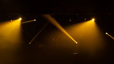 Disko barı bar arka planında renkli ışıklandırma lazer ışığı gösterisiyle parti müziği festivali performansı için boş sahne konseri. Eğlence gece hayatı. Kutlama etkinliği.